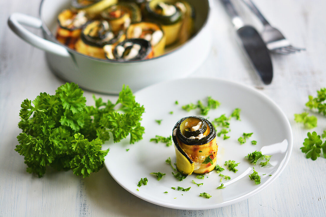 Gegrillte Zucchiniröllchen mit veganer Mandelcreme und frischer Petersilie