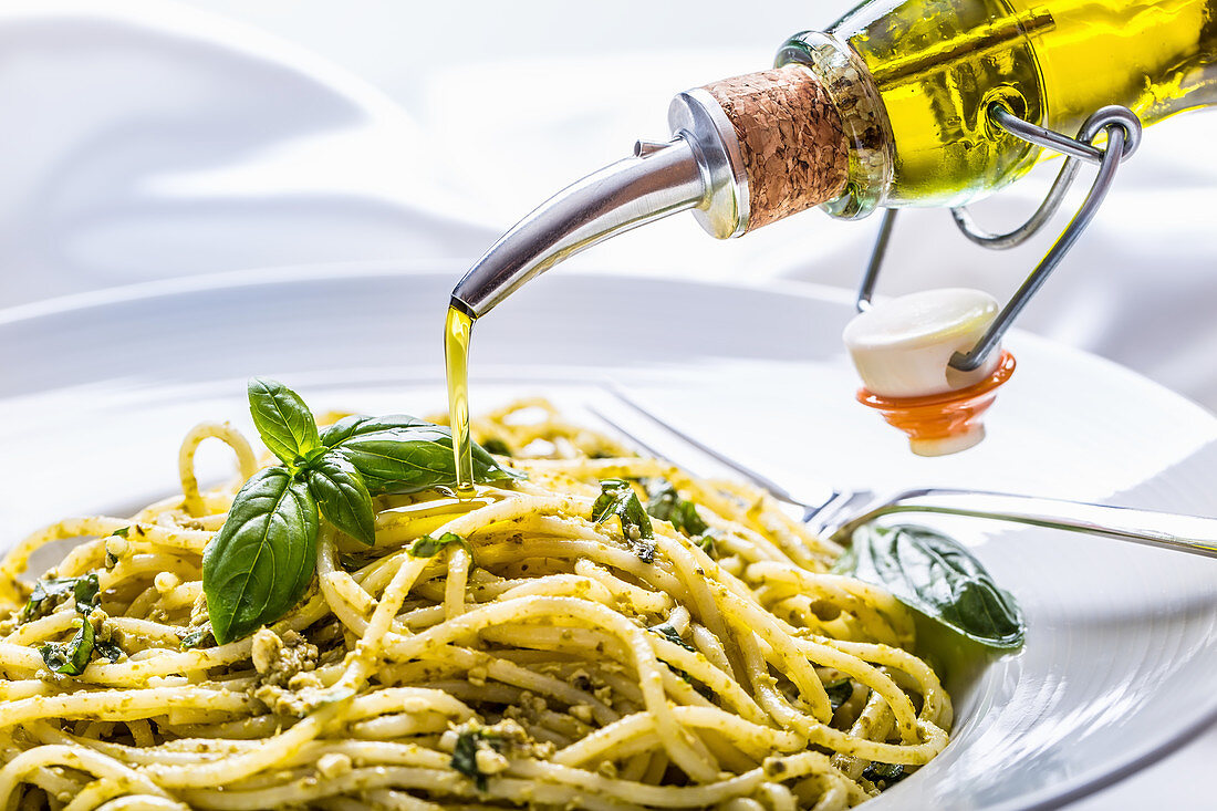 Spaghetti mit Basilikumpesto und Olivenöl