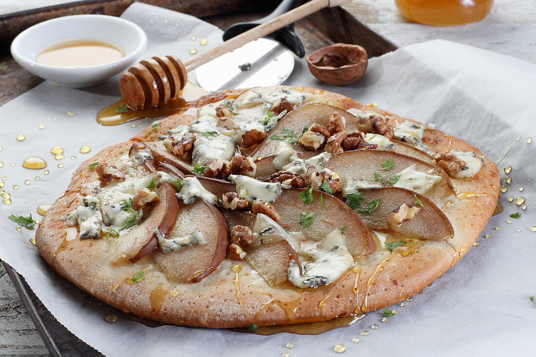 Flatbread with pears, blue cheese and walnuts