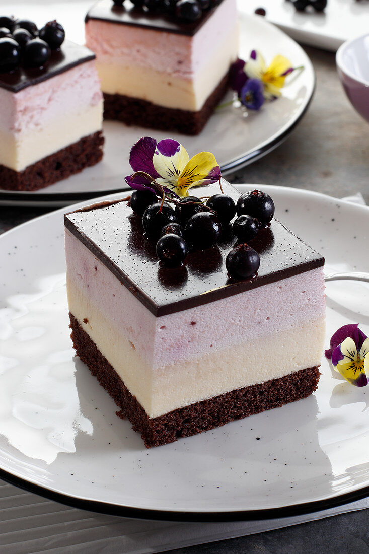 Currant slices topped with violets