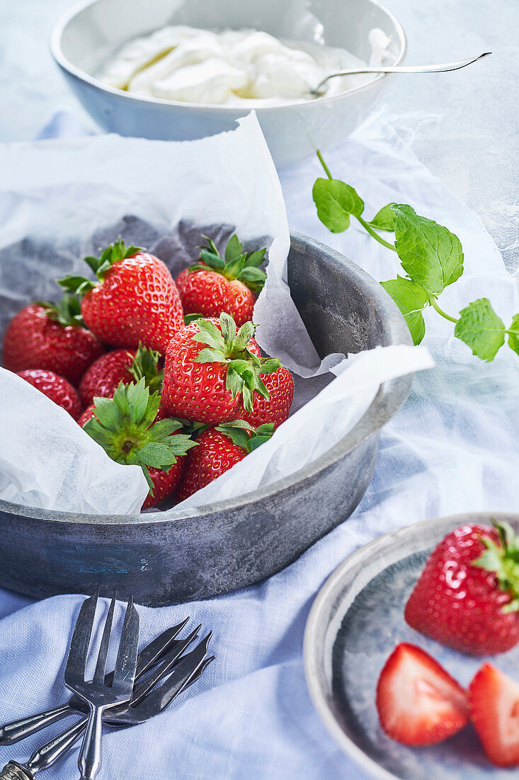 Erdbeeren mit Schlagsahne und Minze