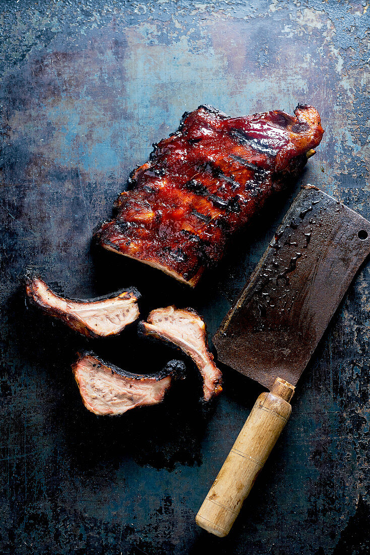 Spareribs mit Küchenbeil zerteilen