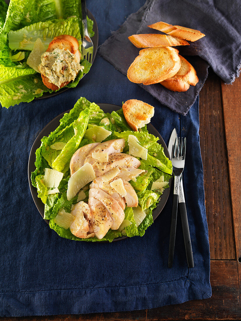 Cäsarsalat mit Hähnchen und Parmesan