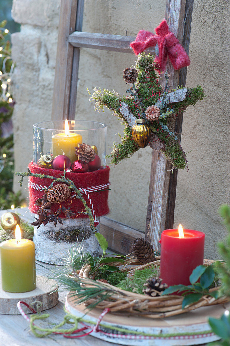 Weihnachtliches Tisch-Arrangement auf der Terrasse
