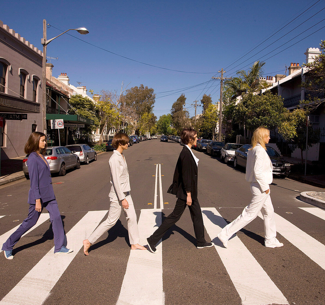 Vier Frauen überqueren den Zebrastreifen (The Beatles - Remake)
