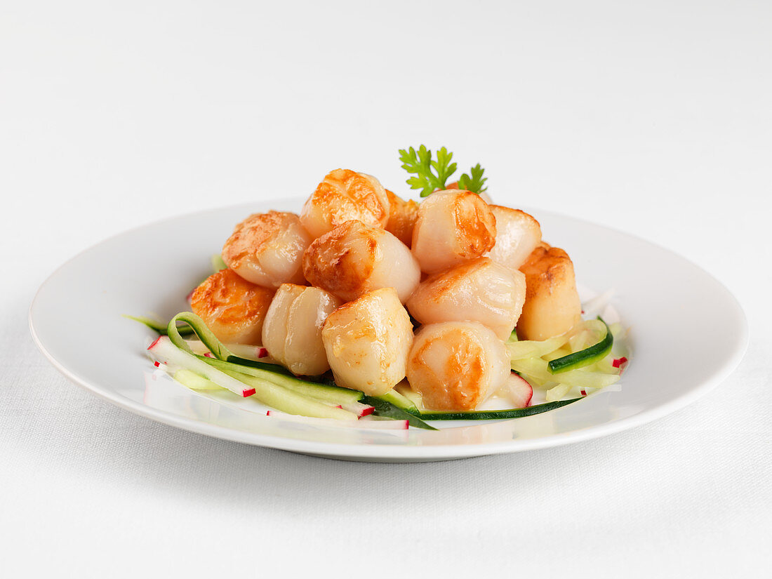 Fried scallops on cucumbers and radishes