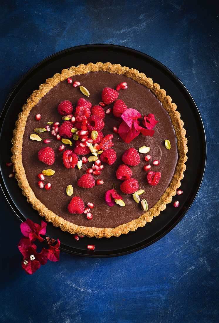 Tarte mit Schokoladenganache und Himbeeren (Aufsicht)