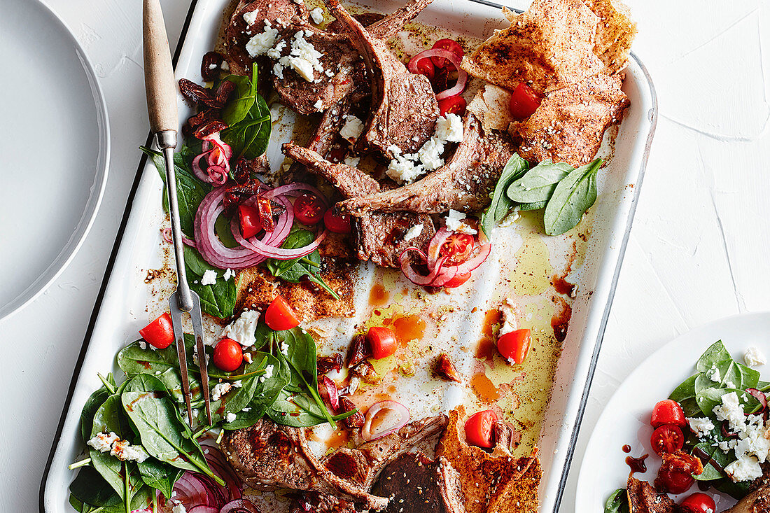 Zaatar-Lammkoteletts mit Dattel-Fattoush (One Pan)