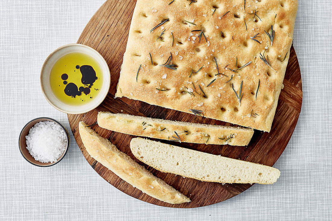 Focaccia mit Salz und Rosmarin