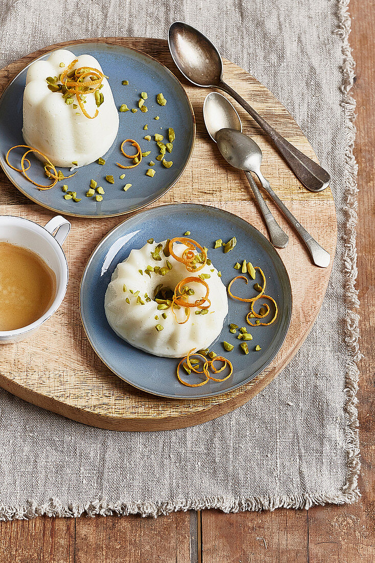 Orangenpudding mit Pistazien