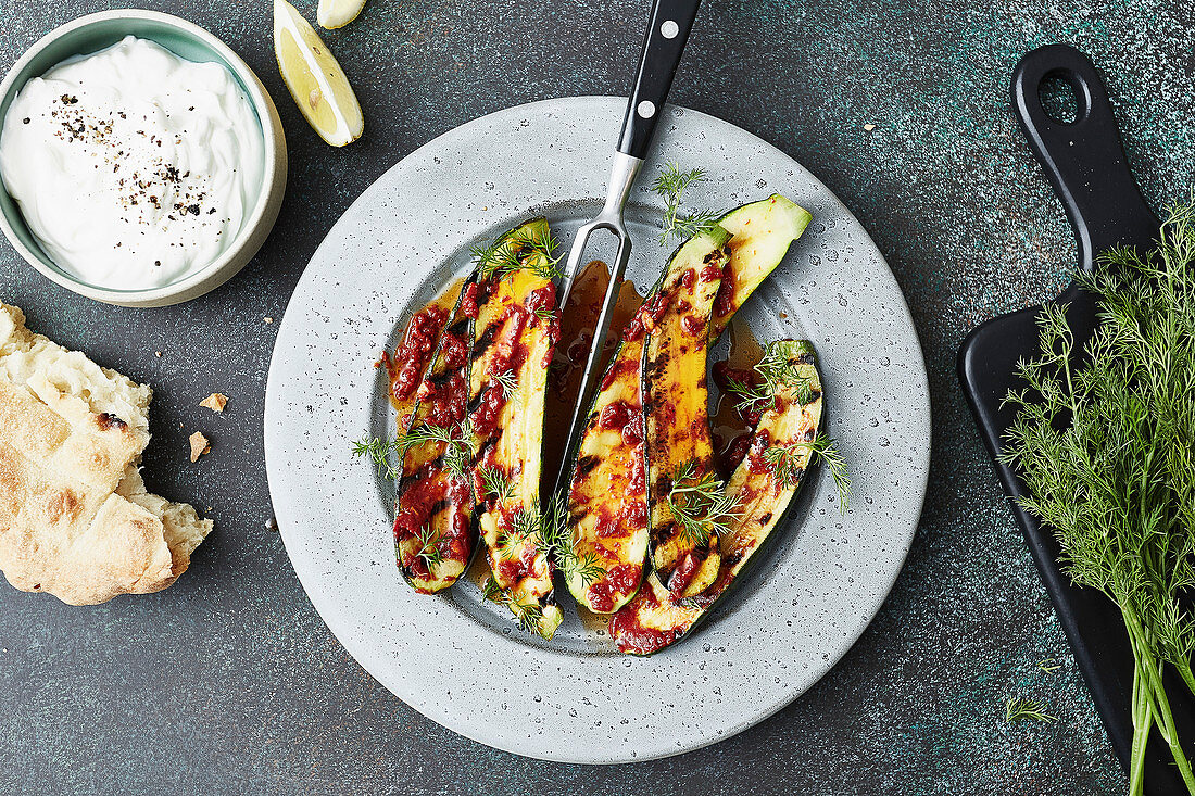 Gegrillte Zucchini mit Harissa, Joghurt und Fladenbrot