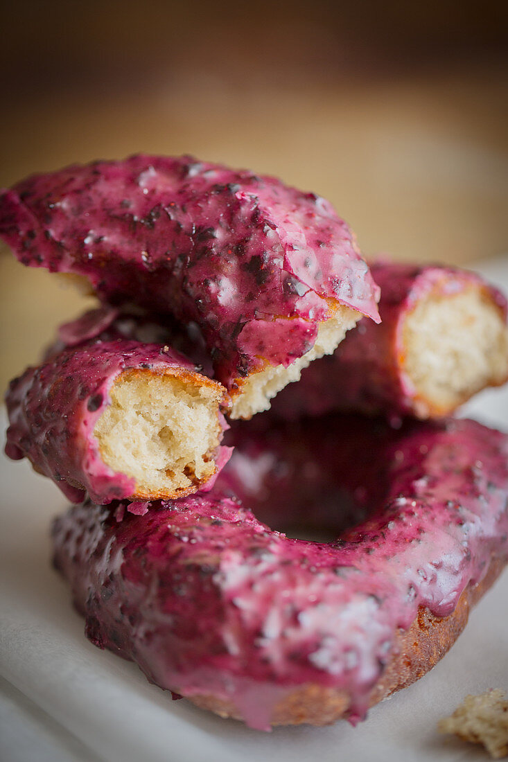 Glutenfreie Donuts mit Blaubeerglasur