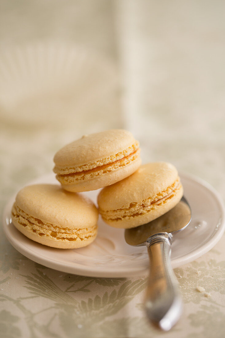 Drei Macarons auf Teller