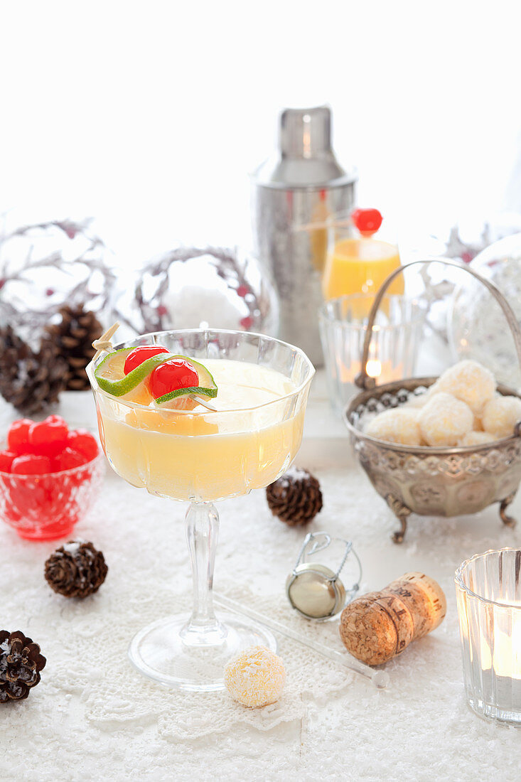 Weihnachtlicher Eierlikör-Cocktail daneben weiße Schokoladentrüffel