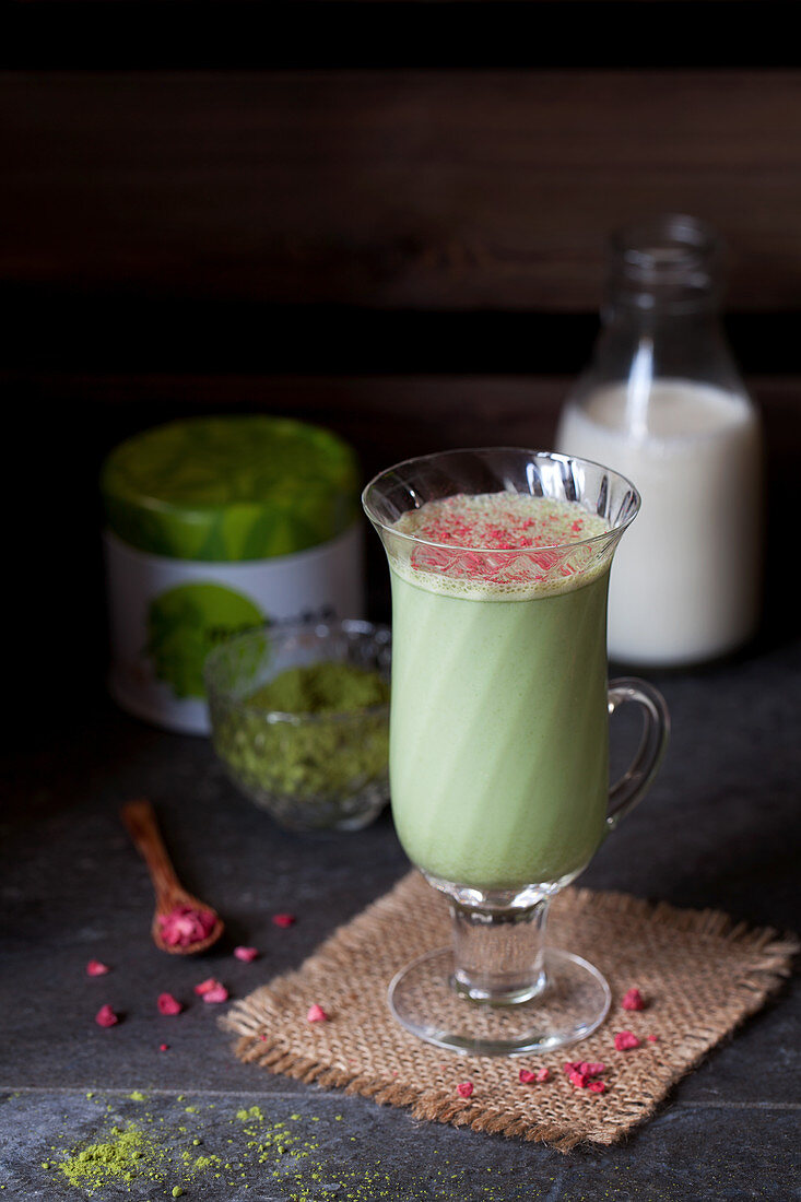 Matcha Latte mit gefriergetrockneten Himbeeren