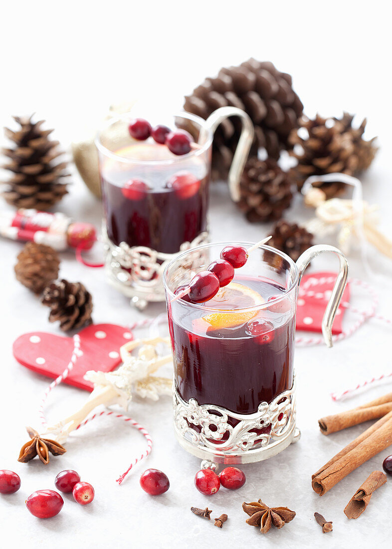 Weihnachtlicher alkoholfreier Glühwein in festlichem Henkelglas