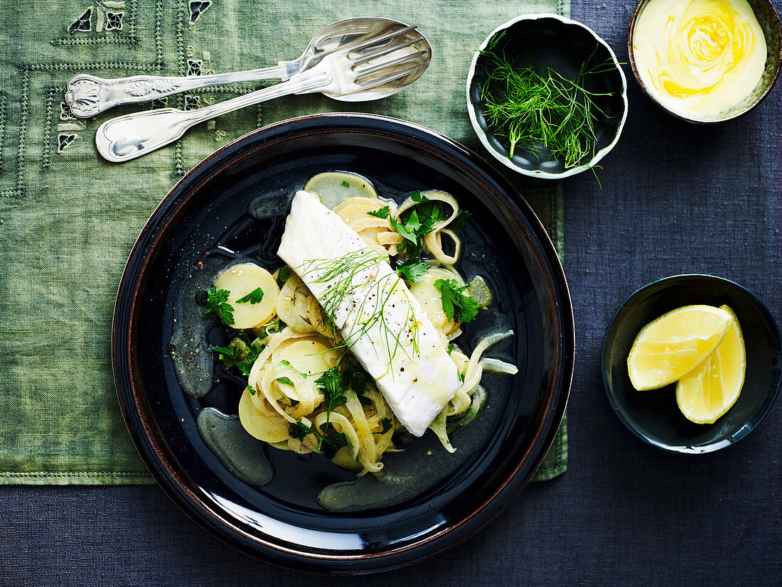 Fischfilet mit Kartoffel-Zwiebel-Salat und Safran-Aioli