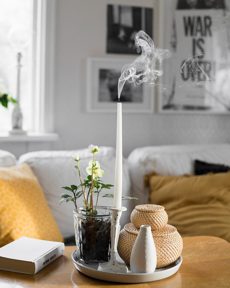 Christrose, Kerze, Körbchen und Vase auf Tablett