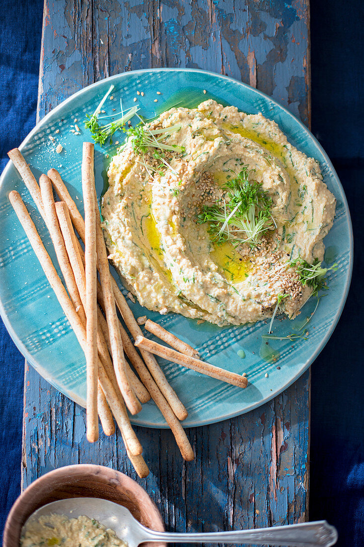 Hummus mit Kresse und Grissini