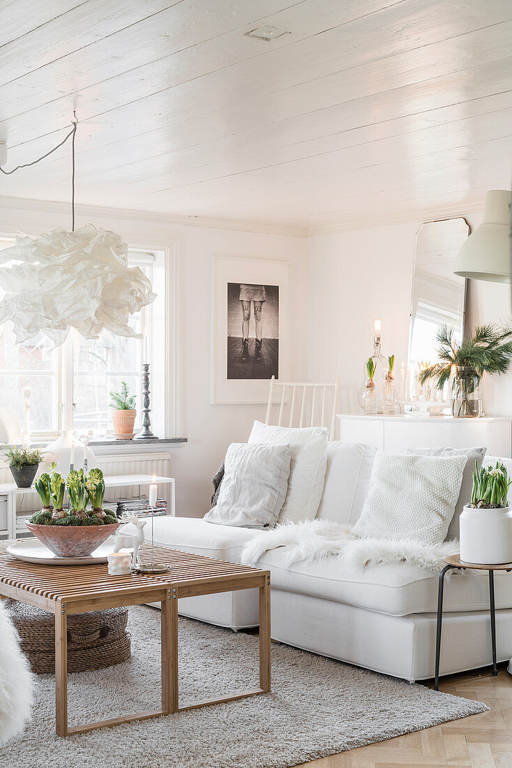 Gemütliches Wohnzimmer in Weiß im Winter
