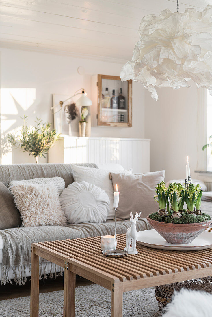 Gemütliches Wohnzimmer in Weiß und Beige im Winter