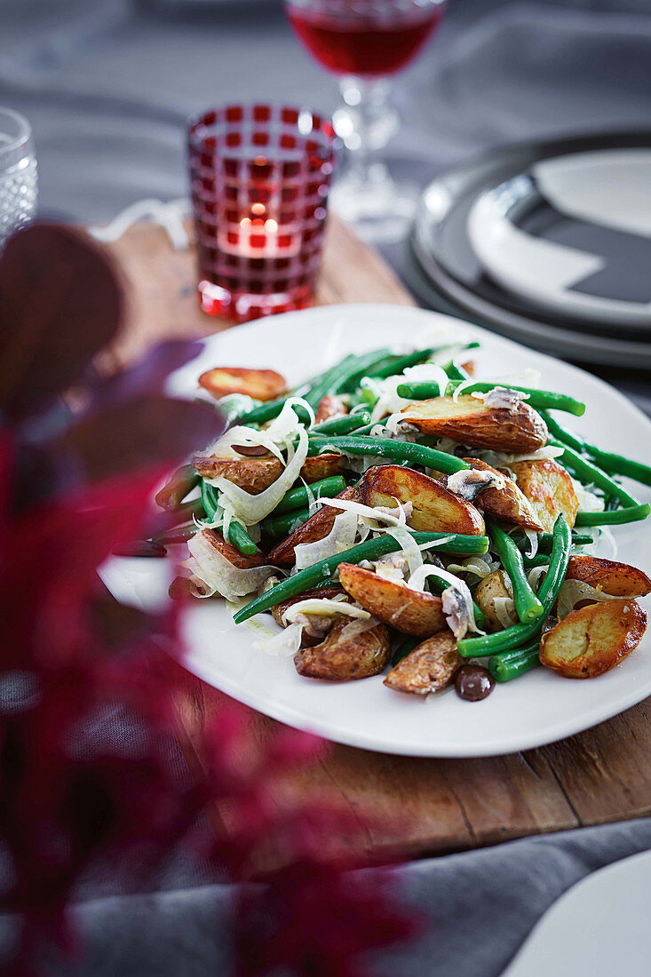 Green beans with fennel, crispy potatoes, olives and anchovies