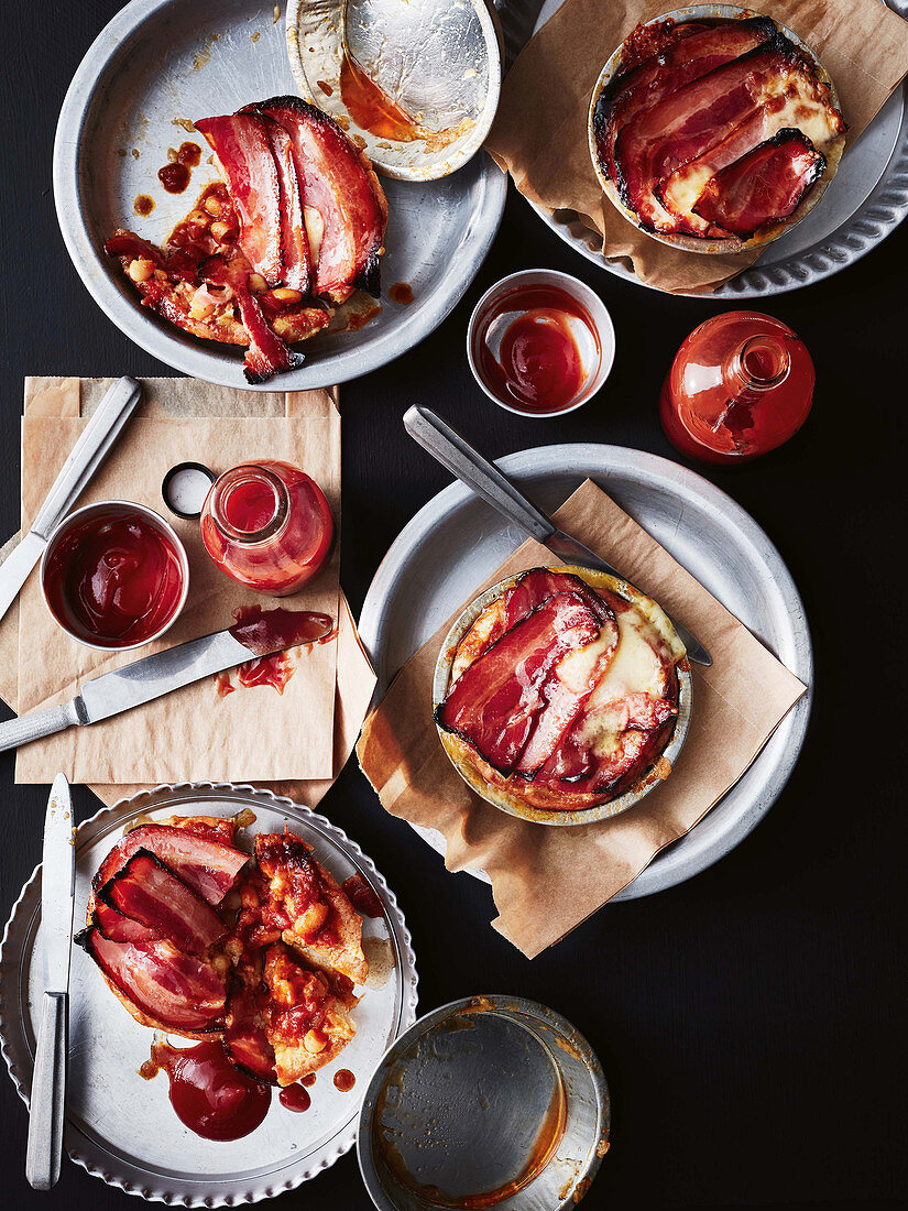 Breakfast Pie mit Bacon und Ei