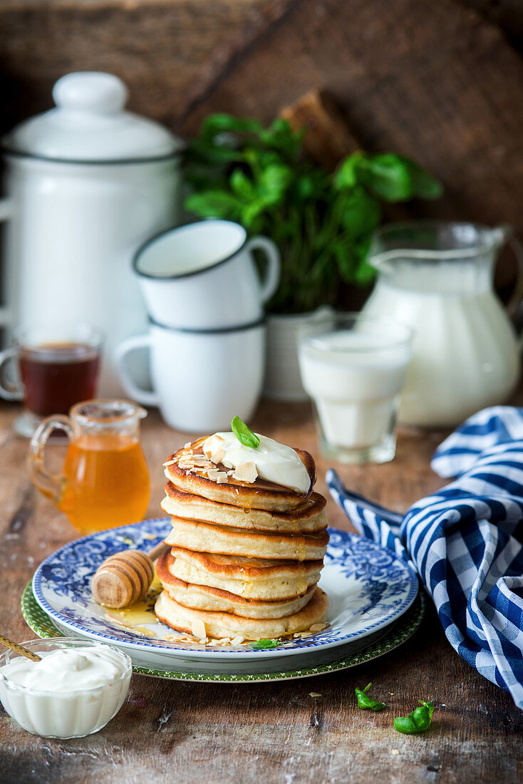 Pancakes mit Sauerrahm und Honig