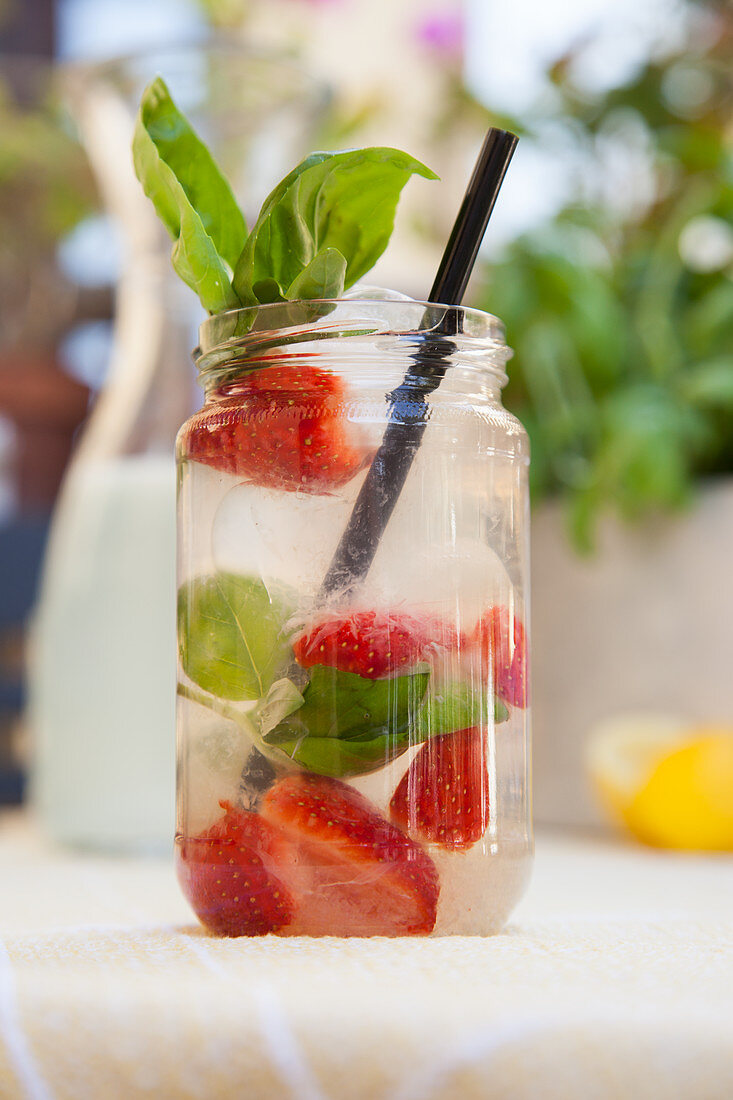 Limonade mit Erdbeeren und Basilikum im Freien