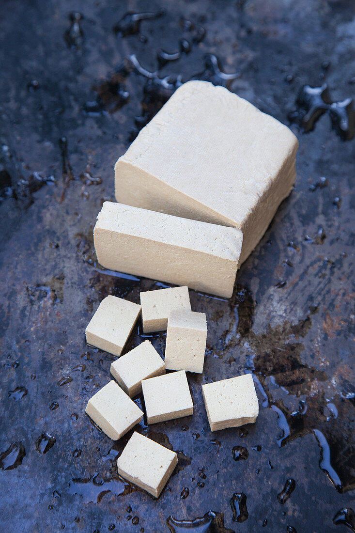 Tofu, angeschnitten und in Würfeln
