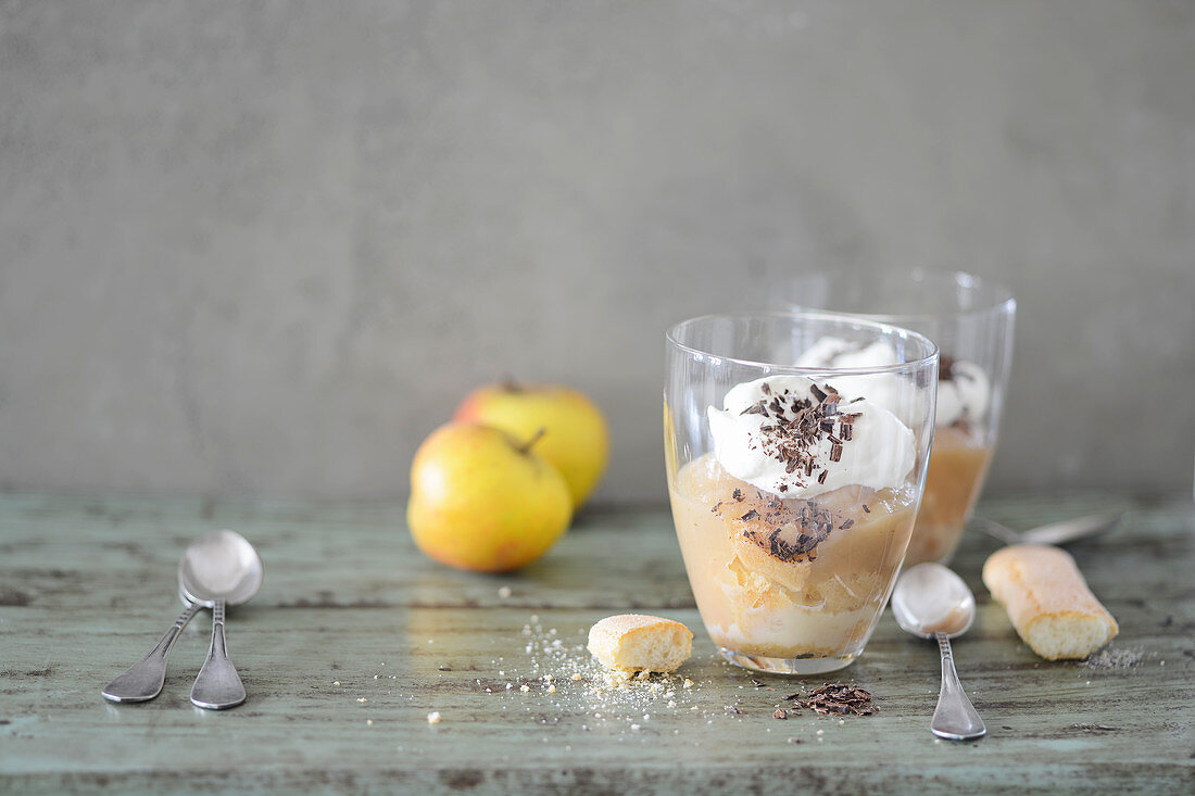 Apple sauce with cream and a speculoos biscuit