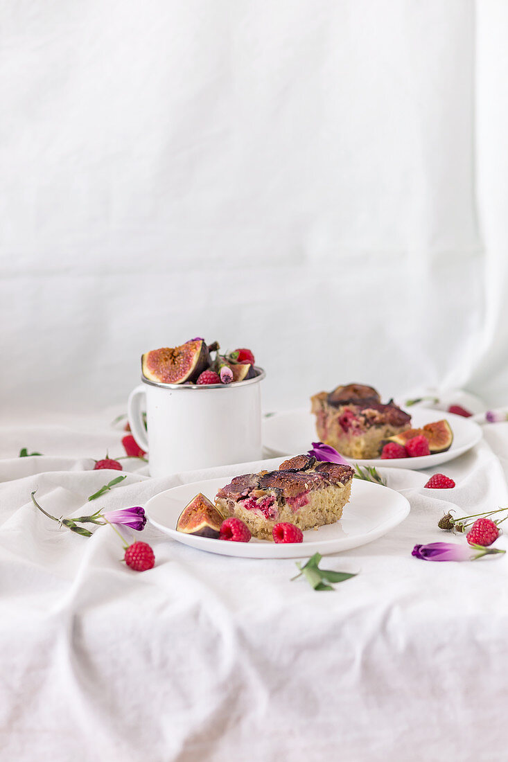 Hirsekuchen mit Feigen und Himbeeren