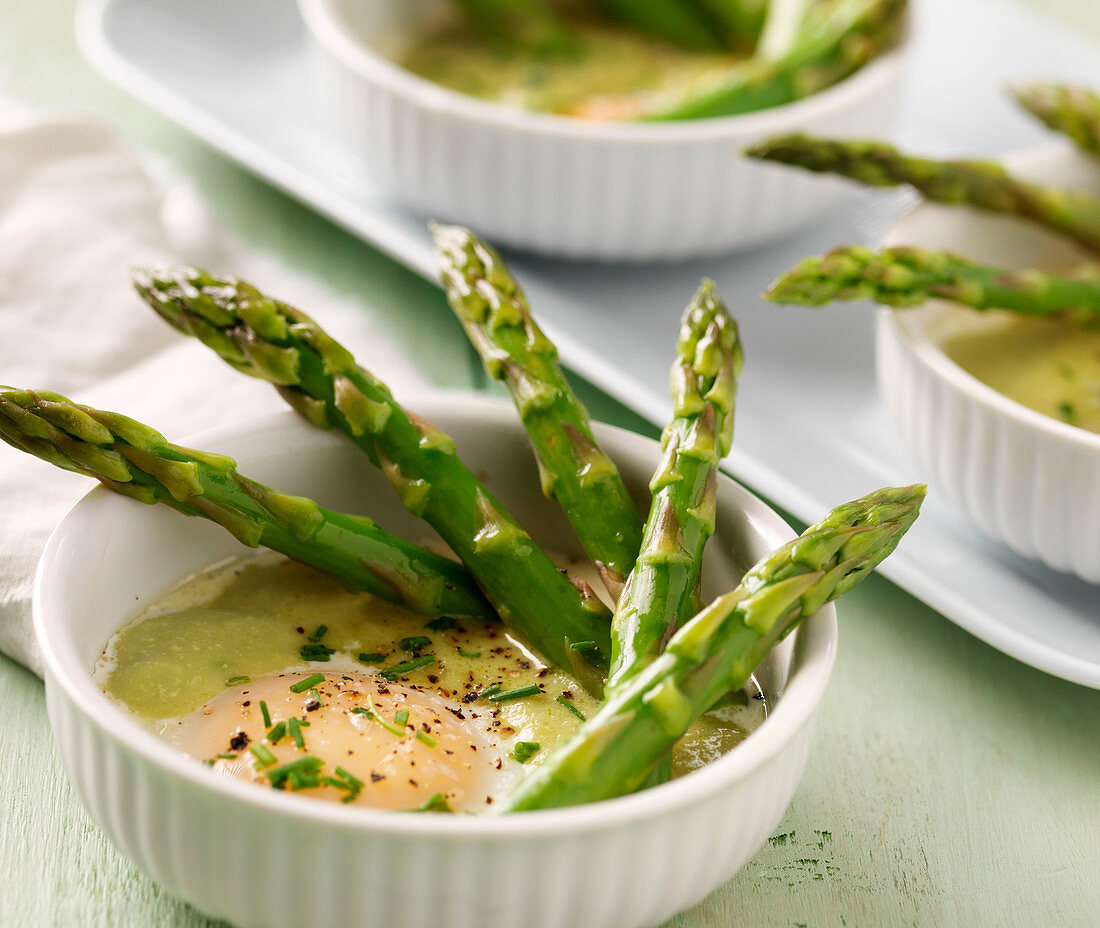 Suppe mit grünem Spargel und Ei