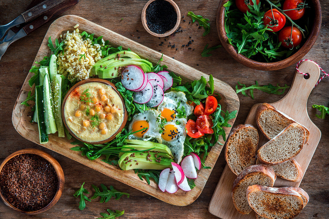 Gemüseplatte mit Spiegelei und Hummus