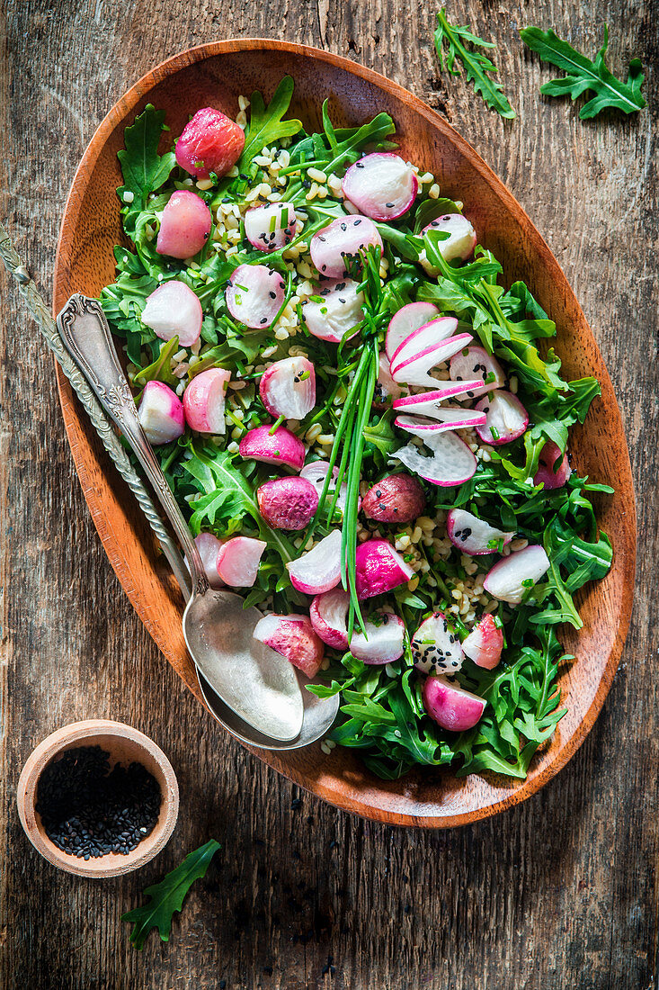 Bulgursalat mit Rucola und gebratenen Radieschen