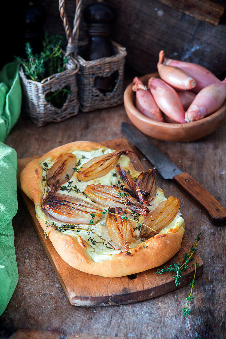 Shallot pie with sour cream and thyme