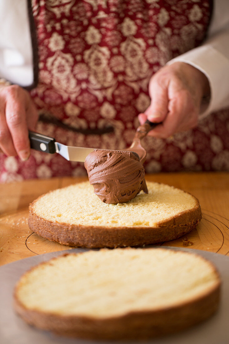 Torte zubereiten: Kuchenboden mit Schokoladencreme füllen