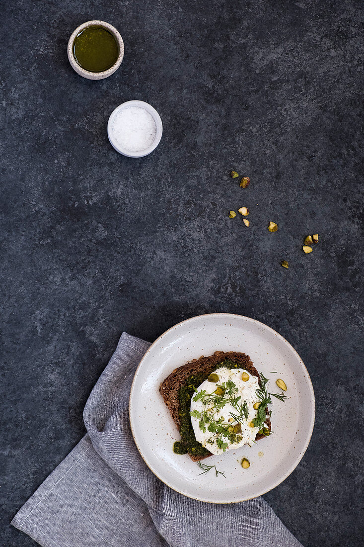 Sauerteigbrot mit Haselnusspesto, Burrata und Pistazien