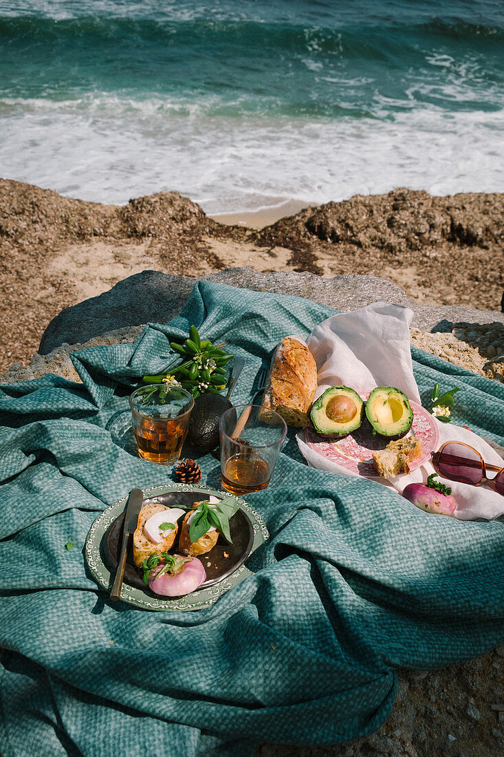 Picknick am Meer mit Brot und Avocado