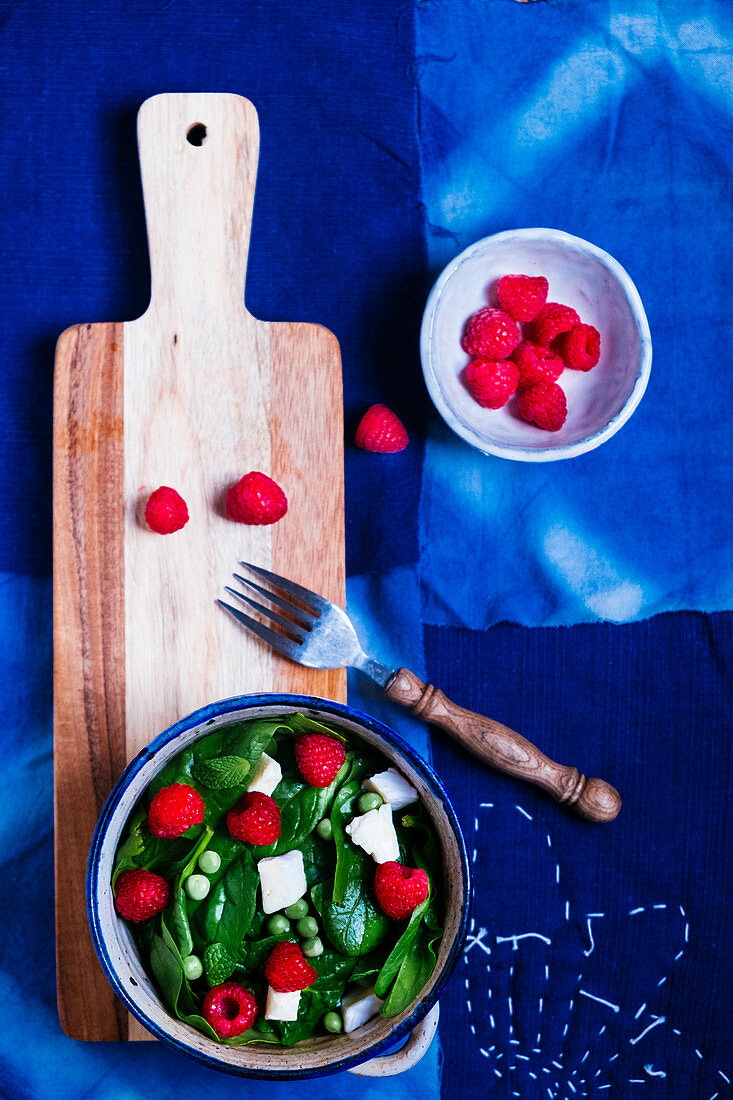 Spinatsalat mit Himbeeren, Feta, Minze und Erbsen