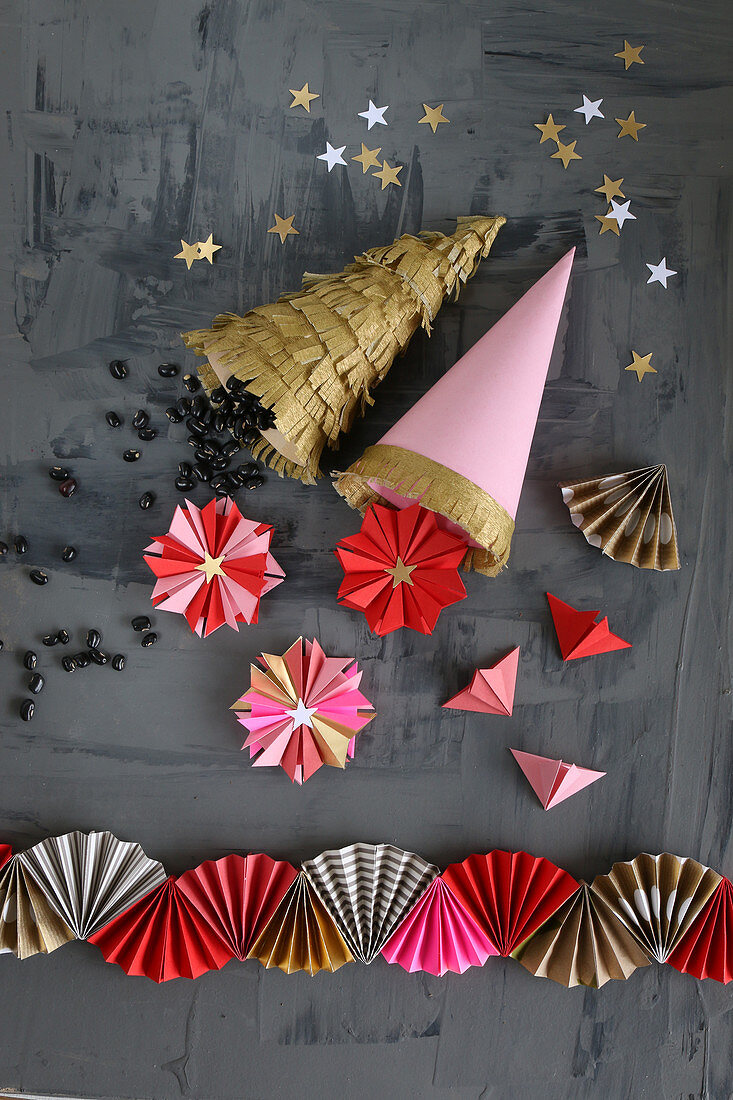 Selbstgemachte Weihnachtsdeko aus Papier in Pink, Rot und Gold