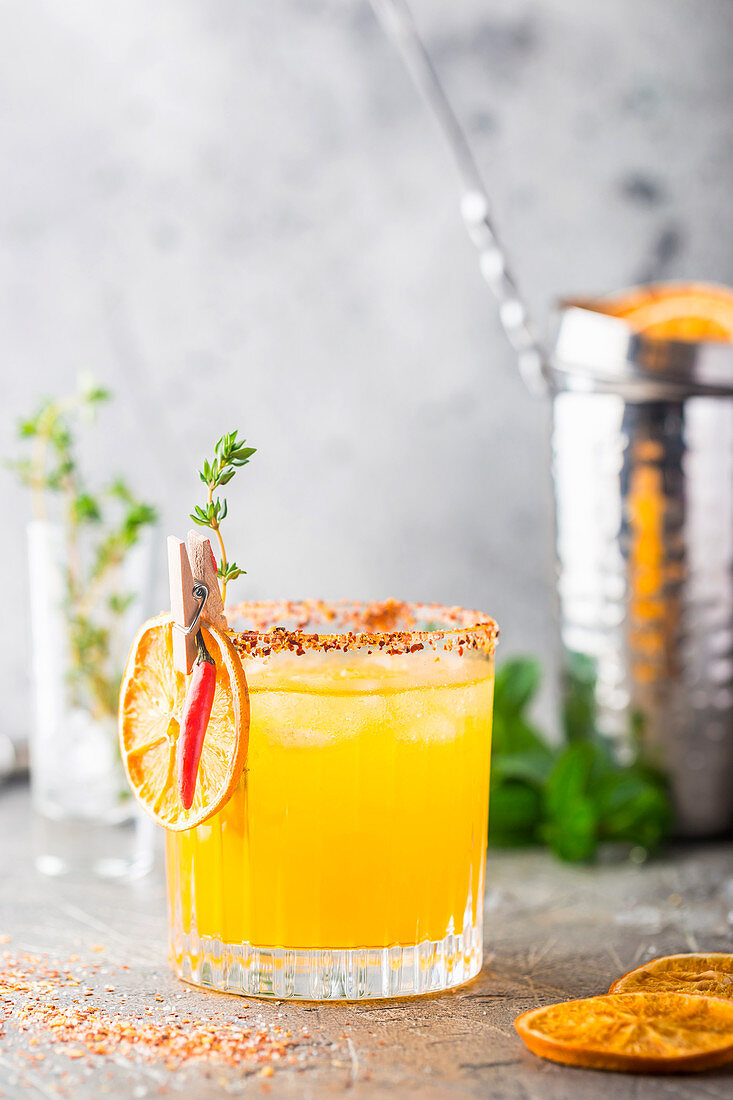 Zitrusfruchtcocktail mit Orange, Zitronensaft und Eis in einem Glas