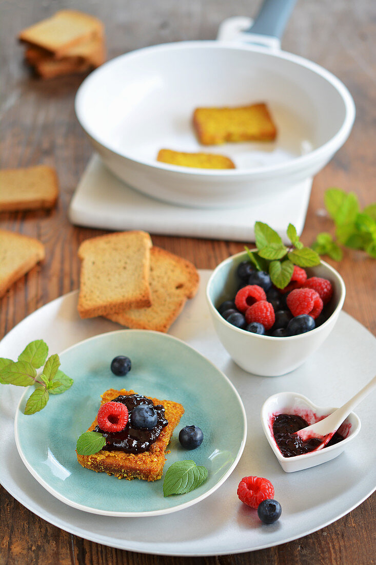 Vegane Arme Ritter aus Zwieback mit Marmelade und frischen Früchten auf Tablett