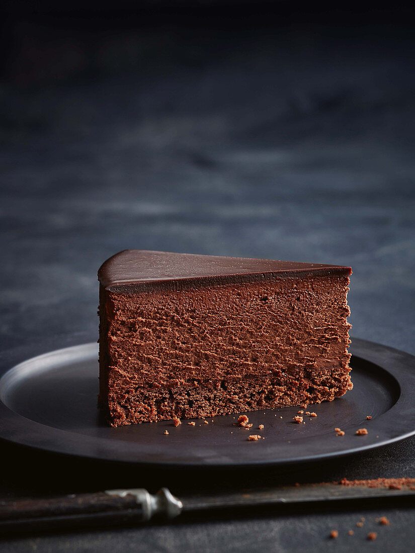 Ein Stück dunkle Schokoladenmousse-Torte