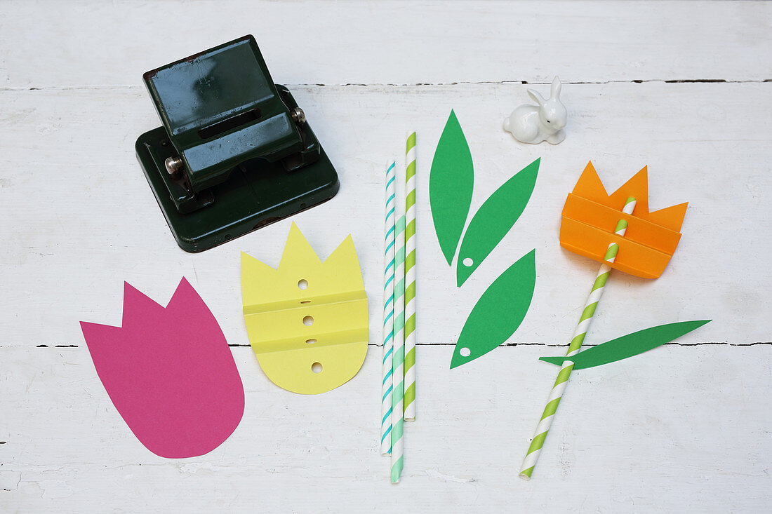 Instructions for making tulips made from drinking straws and craft paper
