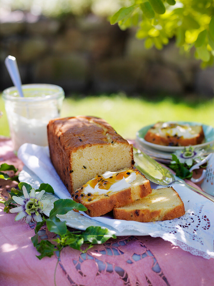 Passionsfrucht-Kuchen mit Orangenblüten-Sirup