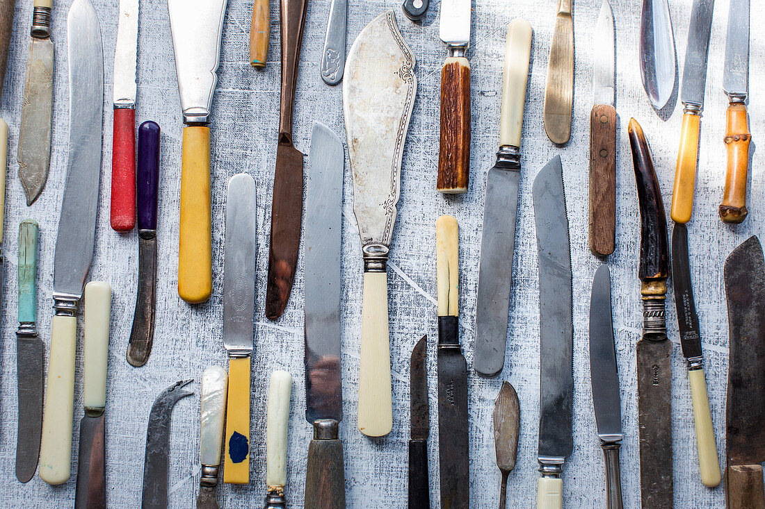 Viele verschiedene alte Messer