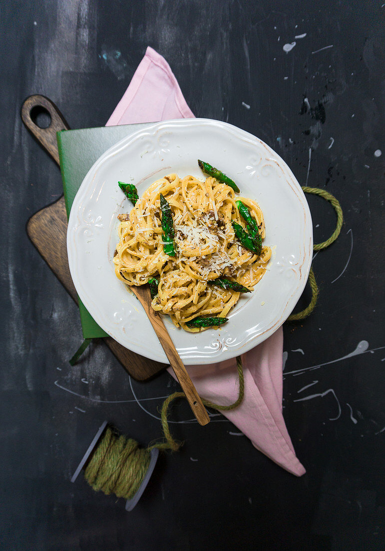 Linguine mit karamellisiertem grünen Spargel und Parmesan