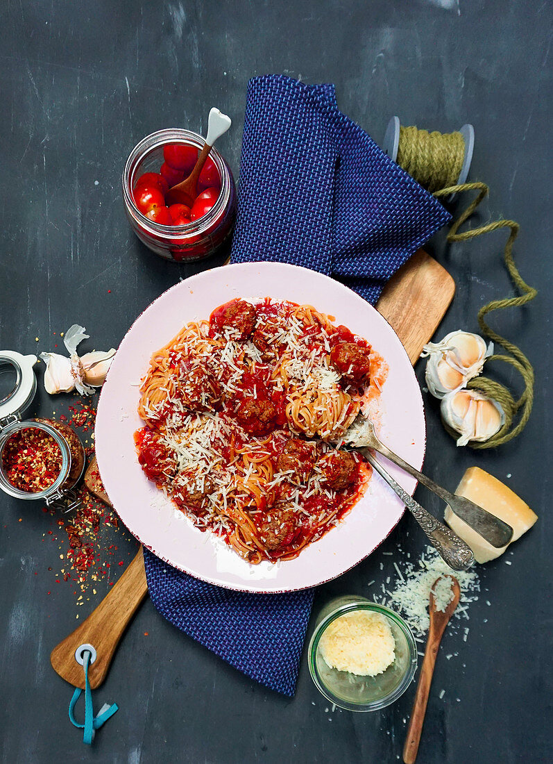 Spaghetti mit Hackbällchen, Tomatensauce und Parmesan