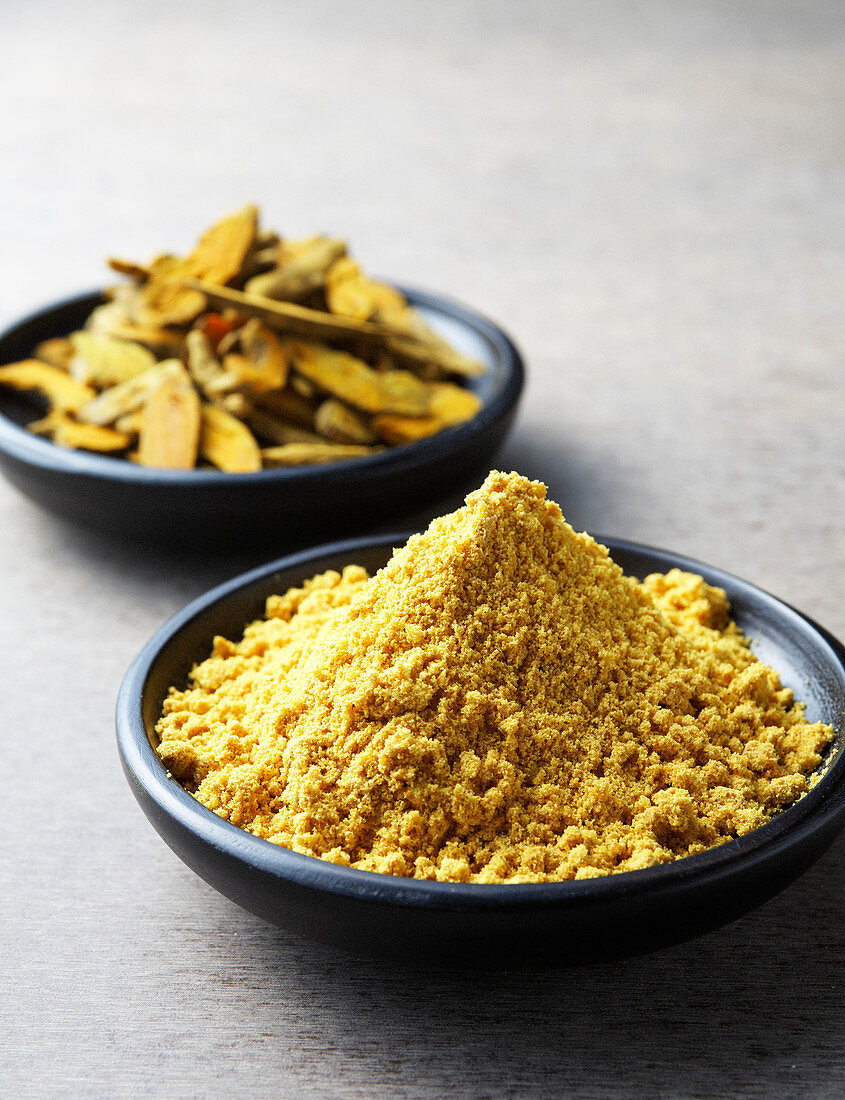 Curry powder and turmeric roots